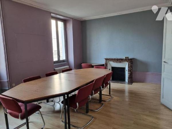 Quartier proche U.C.O, proximité Place  André Leroy, Immeuble sur 3 niveaux  de 50m² + Combles
...