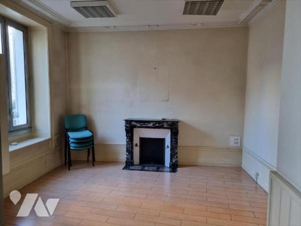 Quartier proche U.C.O, proximité Place  André Leroy, Immeuble sur 3 niveaux  de 50m² + Combles
...