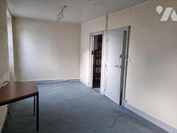 Quartier proche U.C.O, proximité Place  André Leroy, Immeuble sur 3 niveaux  de 50m² + Combles
...