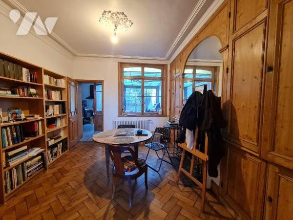 Maison typique du quartier Anglais, comprenant entrée, salle à manger, salon, cuisine véranda. ...