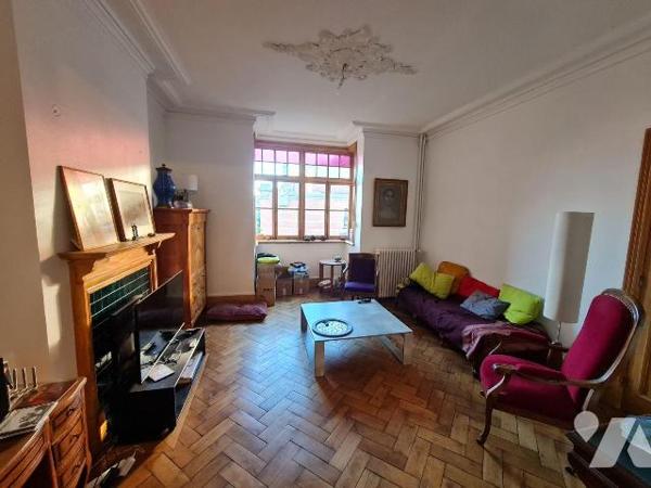 Maison typique du quartier Anglais, comprenant entrée, salle à manger, salon, cuisine véranda. ...