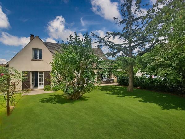 Maison à Arpajon 9 pièces 229 m2 , 5 chambres et un bureau. Garage.