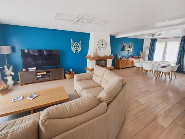 Maison à Arpajon 9 pièces 229 m2 , 5 chambres et un bureau. Garage.