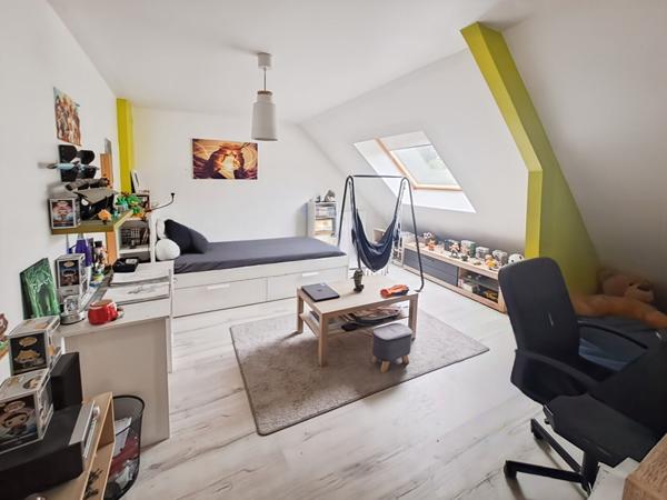 Maison à Arpajon 9 pièces 229 m2 , 5 chambres et un bureau. Garage.