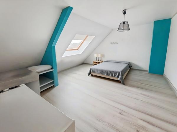 Maison à Arpajon 9 pièces 229 m2 , 5 chambres et un bureau. Garage.