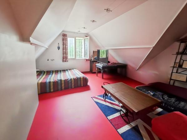 Maison à Arpajon 9 pièces 229 m2 , 5 chambres et un bureau. Garage.