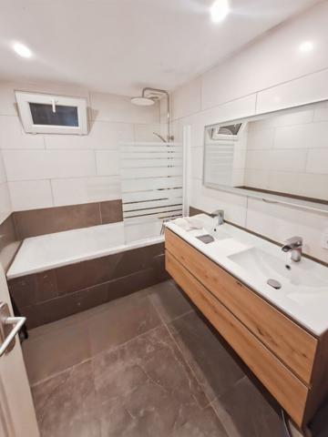 Maison à Arpajon 9 pièces 229 m2 , 5 chambres et un bureau. Garage.