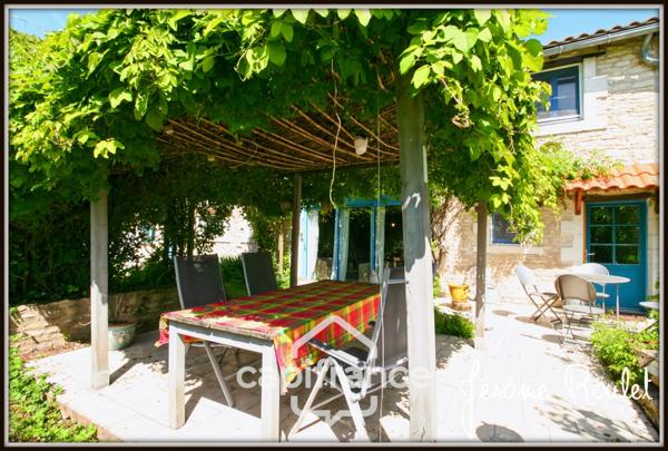 Maison en pierre à vendre 6 pièces Champigny-En-Rochereau (86) Terrain 2 800 m² avec dépendances