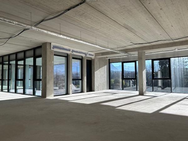 LOCAL COMMERCIAL DE 290 M² AVEC STATIONNEMENTS