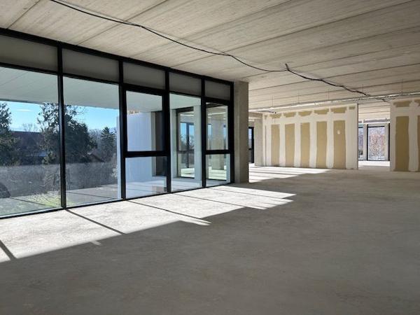 LOCAL COMMERCIAL DE 290 M² AVEC STATIONNEMENTS