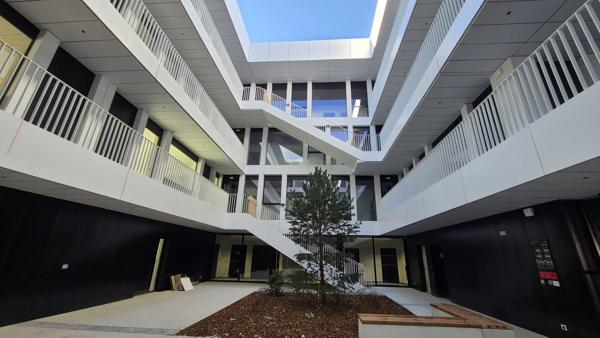 LOCAL COMMERCIAL DE 290 M² AVEC STATIONNEMENTS