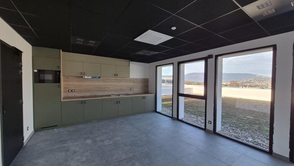 LOCAL COMMERCIAL DE 290 M² AVEC STATIONNEMENTS