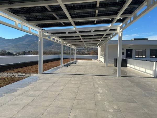 LOCAL COMMERCIAL DE 290 M² AVEC STATIONNEMENTS