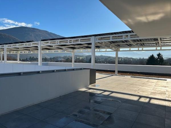 LOCAL COMMERCIAL DE 290 M² AVEC STATIONNEMENTS