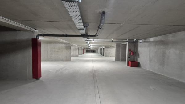 LOCAL COMMERCIAL DE 290 M² AVEC STATIONNEMENTS