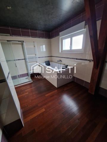 Belle Maison Traditionnelle de 260 m² édifiée sur un terrain de 1044 m²