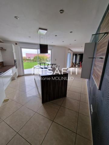 Belle Maison Traditionnelle de 260 m² édifiée sur un terrain de 1044 m²