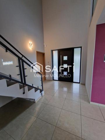 Belle Maison Traditionnelle de 260 m² édifiée sur un terrain de 1044 m²