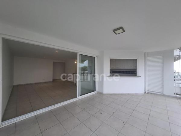 A Louer - Appartement de type 4 - Terrasse - Box - Parking - Vue mer - SCHOELCHER - Plateau Fofo