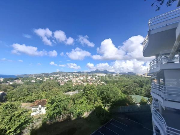 A Louer - Appartement de type 4 - Terrasse - Box - Parking - Vue mer - SCHOELCHER - Plateau Fofo