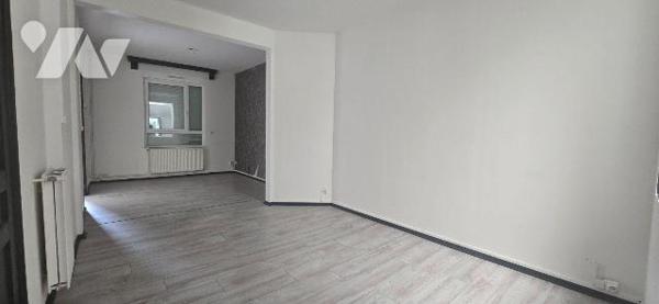 Maison à Vendre à Denain (59220) en Nord (59)

Cette maison de 103 m² de surface habitable se...