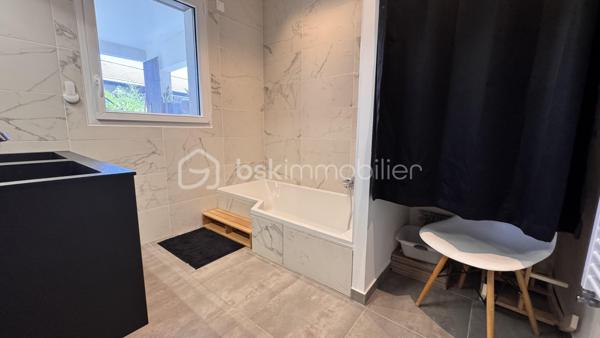 Je vous propose cette sublime maison contemporaine de 2020, nichée sur les hauteurs très recherchées de Seyssins, au sein d’un lotissement résidentiel calme aux faibles charges.

Dès l’entrée, vous serez séduit par la qualité remarquable des prestations et le soin apporté à chaque détail.
De beaux espaces de vie baignés de lumière
Le niveau principal s'ouvre sur une magnifique pièce de vie entièrement climatisée, prolongée par une grande baie vitrée. De là, vous profitez d'un accès direct à la terrasse et d'une vue splendide et dégagée sur le bassin grenoblois et la chaîne de Belledonne. La cuisine premium, entièrement équipée et aménagée, s'intègre parfaitement à cet espace convivial.

Ce même niveau accueille une suite modulable composée d'une chambre avec sa salle d'eau privative, directement accessible depuis le salon et donnant sur la terrasse (idéale pour un bureau, une salle de jeux ou un espace invités).

Un espace nuit tourné vers la détente

En contrebas, le rez-de-jardin dessert :
 3 belles chambres lumineuses, disposant toutes d’un accès direct à l'extérieur.
 Une salle de bains complète avec baignoire.
 Un espace extérieur privilégié comprenant une piscine de 10 m² équipée de la nage à contre-courant, parfaite pour conjuguer sport et relaxation face au paysage.

Le véritable plus de la propriété

Un garage de 22 m² complété par une cave en sous-sol de 9 m², spécialement conçue pour conserver vos plus belles bouteilles dans des conditions idéales.

Un bien coup de cœur d'une grande rareté sur le marché, alliant modernité, confort et panorama d'exception.

DPE : C — Charges de lotissement : Faibles.
Contact : PEIXOTO Arlindo — Immobilier de A à Z par BSK Immobilier