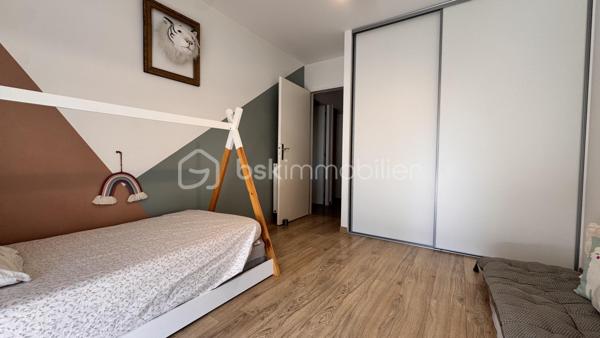 Je vous propose cette sublime maison contemporaine de 2020, nichée sur les hauteurs très recherchées de Seyssins, au sein d’un lotissement résidentiel calme aux faibles charges.

Dès l’entrée, vous serez séduit par la qualité remarquable des prestations et le soin apporté à chaque détail.
De beaux espaces de vie baignés de lumière
Le niveau principal s'ouvre sur une magnifique pièce de vie entièrement climatisée, prolongée par une grande baie vitrée. De là, vous profitez d'un accès direct à la terrasse et d'une vue splendide et dégagée sur le bassin grenoblois et la chaîne de Belledonne. La cuisine premium, entièrement équipée et aménagée, s'intègre parfaitement à cet espace convivial.

Ce même niveau accueille une suite modulable composée d'une chambre avec sa salle d'eau privative, directement accessible depuis le salon et donnant sur la terrasse (idéale pour un bureau, une salle de jeux ou un espace invités).

Un espace nuit tourné vers la détente

En contrebas, le rez-de-jardin dessert :
 3 belles chambres lumineuses, disposant toutes d’un accès direct à l'extérieur.
 Une salle de bains complète avec baignoire.
 Un espace extérieur privilégié comprenant une piscine de 10 m² équipée de la nage à contre-courant, parfaite pour conjuguer sport et relaxation face au paysage.

Le véritable plus de la propriété

Un garage de 22 m² complété par une cave en sous-sol de 9 m², spécialement conçue pour conserver vos plus belles bouteilles dans des conditions idéales.

Un bien coup de cœur d'une grande rareté sur le marché, alliant modernité, confort et panorama d'exception.

DPE : C — Charges de lotissement : Faibles.
Contact : PEIXOTO Arlindo — Immobilier de A à Z par BSK Immobilier