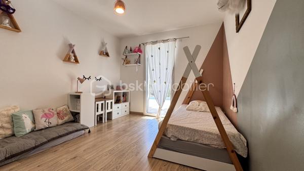 Je vous propose cette sublime maison contemporaine de 2020, nichée sur les hauteurs très recherchées de Seyssins, au sein d’un lotissement résidentiel calme aux faibles charges.

Dès l’entrée, vous serez séduit par la qualité remarquable des prestations et le soin apporté à chaque détail.
De beaux espaces de vie baignés de lumière
Le niveau principal s'ouvre sur une magnifique pièce de vie entièrement climatisée, prolongée par une grande baie vitrée. De là, vous profitez d'un accès direct à la terrasse et d'une vue splendide et dégagée sur le bassin grenoblois et la chaîne de Belledonne. La cuisine premium, entièrement équipée et aménagée, s'intègre parfaitement à cet espace convivial.

Ce même niveau accueille une suite modulable composée d'une chambre avec sa salle d'eau privative, directement accessible depuis le salon et donnant sur la terrasse (idéale pour un bureau, une salle de jeux ou un espace invités).

Un espace nuit tourné vers la détente

En contrebas, le rez-de-jardin dessert :
 3 belles chambres lumineuses, disposant toutes d’un accès direct à l'extérieur.
 Une salle de bains complète avec baignoire.
 Un espace extérieur privilégié comprenant une piscine de 10 m² équipée de la nage à contre-courant, parfaite pour conjuguer sport et relaxation face au paysage.

Le véritable plus de la propriété

Un garage de 22 m² complété par une cave en sous-sol de 9 m², spécialement conçue pour conserver vos plus belles bouteilles dans des conditions idéales.

Un bien coup de cœur d'une grande rareté sur le marché, alliant modernité, confort et panorama d'exception.

DPE : C — Charges de lotissement : Faibles.
Contact : PEIXOTO Arlindo — Immobilier de A à Z par BSK Immobilier