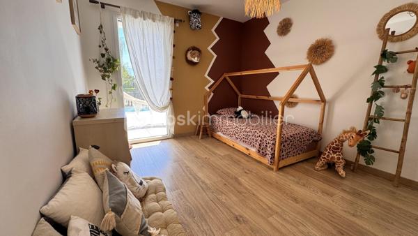 Je vous propose cette sublime maison contemporaine de 2020, nichée sur les hauteurs très recherchées de Seyssins, au sein d’un lotissement résidentiel calme aux faibles charges.

Dès l’entrée, vous serez séduit par la qualité remarquable des prestations et le soin apporté à chaque détail.
De beaux espaces de vie baignés de lumière
Le niveau principal s'ouvre sur une magnifique pièce de vie entièrement climatisée, prolongée par une grande baie vitrée. De là, vous profitez d'un accès direct à la terrasse et d'une vue splendide et dégagée sur le bassin grenoblois et la chaîne de Belledonne. La cuisine premium, entièrement équipée et aménagée, s'intègre parfaitement à cet espace convivial.

Ce même niveau accueille une suite modulable composée d'une chambre avec sa salle d'eau privative, directement accessible depuis le salon et donnant sur la terrasse (idéale pour un bureau, une salle de jeux ou un espace invités).

Un espace nuit tourné vers la détente

En contrebas, le rez-de-jardin dessert :
 3 belles chambres lumineuses, disposant toutes d’un accès direct à l'extérieur.
 Une salle de bains complète avec baignoire.
 Un espace extérieur privilégié comprenant une piscine de 10 m² équipée de la nage à contre-courant, parfaite pour conjuguer sport et relaxation face au paysage.

Le véritable plus de la propriété

Un garage de 22 m² complété par une cave en sous-sol de 9 m², spécialement conçue pour conserver vos plus belles bouteilles dans des conditions idéales.

Un bien coup de cœur d'une grande rareté sur le marché, alliant modernité, confort et panorama d'exception.

DPE : C — Charges de lotissement : Faibles.
Contact : PEIXOTO Arlindo — Immobilier de A à Z par BSK Immobilier