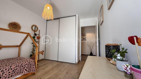 Je vous propose cette sublime maison contemporaine de 2020, nichée sur les hauteurs très recherchées de Seyssins, au sein d’un lotissement résidentiel calme aux faibles charges.

Dès l’entrée, vous serez séduit par la qualité remarquable des prestations et le soin apporté à chaque détail.
De beaux espaces de vie baignés de lumière
Le niveau principal s'ouvre sur une magnifique pièce de vie entièrement climatisée, prolongée par une grande baie vitrée. De là, vous profitez d'un accès direct à la terrasse et d'une vue splendide et dégagée sur le bassin grenoblois et la chaîne de Belledonne. La cuisine premium, entièrement équipée et aménagée, s'intègre parfaitement à cet espace convivial.

Ce même niveau accueille une suite modulable composée d'une chambre avec sa salle d'eau privative, directement accessible depuis le salon et donnant sur la terrasse (idéale pour un bureau, une salle de jeux ou un espace invités).

Un espace nuit tourné vers la détente

En contrebas, le rez-de-jardin dessert :
 3 belles chambres lumineuses, disposant toutes d’un accès direct à l'extérieur.
 Une salle de bains complète avec baignoire.
 Un espace extérieur privilégié comprenant une piscine de 10 m² équipée de la nage à contre-courant, parfaite pour conjuguer sport et relaxation face au paysage.

Le véritable plus de la propriété

Un garage de 22 m² complété par une cave en sous-sol de 9 m², spécialement conçue pour conserver vos plus belles bouteilles dans des conditions idéales.

Un bien coup de cœur d'une grande rareté sur le marché, alliant modernité, confort et panorama d'exception.

DPE : C — Charges de lotissement : Faibles.
Contact : PEIXOTO Arlindo — Immobilier de A à Z par BSK Immobilier