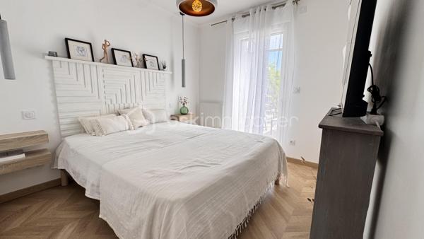 Je vous propose cette sublime maison contemporaine de 2020, nichée sur les hauteurs très recherchées de Seyssins, au sein d’un lotissement résidentiel calme aux faibles charges.

Dès l’entrée, vous serez séduit par la qualité remarquable des prestations et le soin apporté à chaque détail.
De beaux espaces de vie baignés de lumière
Le niveau principal s'ouvre sur une magnifique pièce de vie entièrement climatisée, prolongée par une grande baie vitrée. De là, vous profitez d'un accès direct à la terrasse et d'une vue splendide et dégagée sur le bassin grenoblois et la chaîne de Belledonne. La cuisine premium, entièrement équipée et aménagée, s'intègre parfaitement à cet espace convivial.

Ce même niveau accueille une suite modulable composée d'une chambre avec sa salle d'eau privative, directement accessible depuis le salon et donnant sur la terrasse (idéale pour un bureau, une salle de jeux ou un espace invités).

Un espace nuit tourné vers la détente

En contrebas, le rez-de-jardin dessert :
 3 belles chambres lumineuses, disposant toutes d’un accès direct à l'extérieur.
 Une salle de bains complète avec baignoire.
 Un espace extérieur privilégié comprenant une piscine de 10 m² équipée de la nage à contre-courant, parfaite pour conjuguer sport et relaxation face au paysage.

Le véritable plus de la propriété

Un garage de 22 m² complété par une cave en sous-sol de 9 m², spécialement conçue pour conserver vos plus belles bouteilles dans des conditions idéales.

Un bien coup de cœur d'une grande rareté sur le marché, alliant modernité, confort et panorama d'exception.

DPE : C — Charges de lotissement : Faibles.
Contact : PEIXOTO Arlindo — Immobilier de A à Z par BSK Immobilier