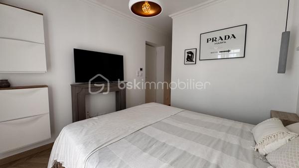 Je vous propose cette sublime maison contemporaine de 2020, nichée sur les hauteurs très recherchées de Seyssins, au sein d’un lotissement résidentiel calme aux faibles charges.

Dès l’entrée, vous serez séduit par la qualité remarquable des prestations et le soin apporté à chaque détail.
De beaux espaces de vie baignés de lumière
Le niveau principal s'ouvre sur une magnifique pièce de vie entièrement climatisée, prolongée par une grande baie vitrée. De là, vous profitez d'un accès direct à la terrasse et d'une vue splendide et dégagée sur le bassin grenoblois et la chaîne de Belledonne. La cuisine premium, entièrement équipée et aménagée, s'intègre parfaitement à cet espace convivial.

Ce même niveau accueille une suite modulable composée d'une chambre avec sa salle d'eau privative, directement accessible depuis le salon et donnant sur la terrasse (idéale pour un bureau, une salle de jeux ou un espace invités).

Un espace nuit tourné vers la détente

En contrebas, le rez-de-jardin dessert :
 3 belles chambres lumineuses, disposant toutes d’un accès direct à l'extérieur.
 Une salle de bains complète avec baignoire.
 Un espace extérieur privilégié comprenant une piscine de 10 m² équipée de la nage à contre-courant, parfaite pour conjuguer sport et relaxation face au paysage.

Le véritable plus de la propriété

Un garage de 22 m² complété par une cave en sous-sol de 9 m², spécialement conçue pour conserver vos plus belles bouteilles dans des conditions idéales.

Un bien coup de cœur d'une grande rareté sur le marché, alliant modernité, confort et panorama d'exception.

DPE : C — Charges de lotissement : Faibles.
Contact : PEIXOTO Arlindo — Immobilier de A à Z par BSK Immobilier