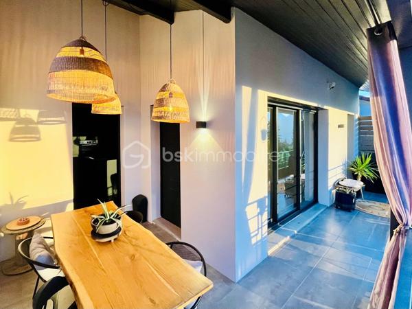 Je vous propose cette sublime maison contemporaine de 2020, nichée sur les hauteurs très recherchées de Seyssins, au sein d’un lotissement résidentiel calme aux faibles charges.

Dès l’entrée, vous serez séduit par la qualité remarquable des prestations et le soin apporté à chaque détail.
De beaux espaces de vie baignés de lumière
Le niveau principal s'ouvre sur une magnifique pièce de vie entièrement climatisée, prolongée par une grande baie vitrée. De là, vous profitez d'un accès direct à la terrasse et d'une vue splendide et dégagée sur le bassin grenoblois et la chaîne de Belledonne. La cuisine premium, entièrement équipée et aménagée, s'intègre parfaitement à cet espace convivial.

Ce même niveau accueille une suite modulable composée d'une chambre avec sa salle d'eau privative, directement accessible depuis le salon et donnant sur la terrasse (idéale pour un bureau, une salle de jeux ou un espace invités).

Un espace nuit tourné vers la détente

En contrebas, le rez-de-jardin dessert :
 3 belles chambres lumineuses, disposant toutes d’un accès direct à l'extérieur.
 Une salle de bains complète avec baignoire.
 Un espace extérieur privilégié comprenant une piscine de 10 m² équipée de la nage à contre-courant, parfaite pour conjuguer sport et relaxation face au paysage.

Le véritable plus de la propriété

Un garage de 22 m² complété par une cave en sous-sol de 9 m², spécialement conçue pour conserver vos plus belles bouteilles dans des conditions idéales.

Un bien coup de cœur d'une grande rareté sur le marché, alliant modernité, confort et panorama d'exception.

DPE : C — Charges de lotissement : Faibles.
Contact : PEIXOTO Arlindo — Immobilier de A à Z par BSK Immobilier
