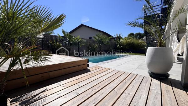 Je vous propose cette sublime maison contemporaine de 2020, nichée sur les hauteurs très recherchées de Seyssins, au sein d’un lotissement résidentiel calme aux faibles charges.

Dès l’entrée, vous serez séduit par la qualité remarquable des prestations et le soin apporté à chaque détail.
De beaux espaces de vie baignés de lumière
Le niveau principal s'ouvre sur une magnifique pièce de vie entièrement climatisée, prolongée par une grande baie vitrée. De là, vous profitez d'un accès direct à la terrasse et d'une vue splendide et dégagée sur le bassin grenoblois et la chaîne de Belledonne. La cuisine premium, entièrement équipée et aménagée, s'intègre parfaitement à cet espace convivial.

Ce même niveau accueille une suite modulable composée d'une chambre avec sa salle d'eau privative, directement accessible depuis le salon et donnant sur la terrasse (idéale pour un bureau, une salle de jeux ou un espace invités).

Un espace nuit tourné vers la détente

En contrebas, le rez-de-jardin dessert :
 3 belles chambres lumineuses, disposant toutes d’un accès direct à l'extérieur.
 Une salle de bains complète avec baignoire.
 Un espace extérieur privilégié comprenant une piscine de 10 m² équipée de la nage à contre-courant, parfaite pour conjuguer sport et relaxation face au paysage.

Le véritable plus de la propriété

Un garage de 22 m² complété par une cave en sous-sol de 9 m², spécialement conçue pour conserver vos plus belles bouteilles dans des conditions idéales.

Un bien coup de cœur d'une grande rareté sur le marché, alliant modernité, confort et panorama d'exception.

DPE : C — Charges de lotissement : Faibles.
Contact : PEIXOTO Arlindo — Immobilier de A à Z par BSK Immobilier