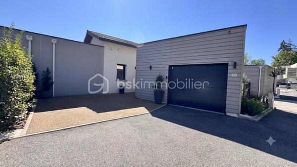 Je vous propose cette sublime maison contemporaine de 2020, nichée sur les hauteurs très recherchées de Seyssins, au sein d’un lotissement résidentiel calme aux faibles charges.

Dès l’entrée, vous serez séduit par la qualité remarquable des prestations et le soin apporté à chaque détail.
De beaux espaces de vie baignés de lumière
Le niveau principal s'ouvre sur une magnifique pièce de vie entièrement climatisée, prolongée par une grande baie vitrée. De là, vous profitez d'un accès direct à la terrasse et d'une vue splendide et dégagée sur le bassin grenoblois et la chaîne de Belledonne. La cuisine premium, entièrement équipée et aménagée, s'intègre parfaitement à cet espace convivial.

Ce même niveau accueille une suite modulable composée d'une chambre avec sa salle d'eau privative, directement accessible depuis le salon et donnant sur la terrasse (idéale pour un bureau, une salle de jeux ou un espace invités).

Un espace nuit tourné vers la détente

En contrebas, le rez-de-jardin dessert :
 3 belles chambres lumineuses, disposant toutes d’un accès direct à l'extérieur.
 Une salle de bains complète avec baignoire.
 Un espace extérieur privilégié comprenant une piscine de 10 m² équipée de la nage à contre-courant, parfaite pour conjuguer sport et relaxation face au paysage.

Le véritable plus de la propriété

Un garage de 22 m² complété par une cave en sous-sol de 9 m², spécialement conçue pour conserver vos plus belles bouteilles dans des conditions idéales.

Un bien coup de cœur d'une grande rareté sur le marché, alliant modernité, confort et panorama d'exception.

DPE : C — Charges de lotissement : Faibles.
Contact : PEIXOTO Arlindo — Immobilier de A à Z par BSK Immobilier