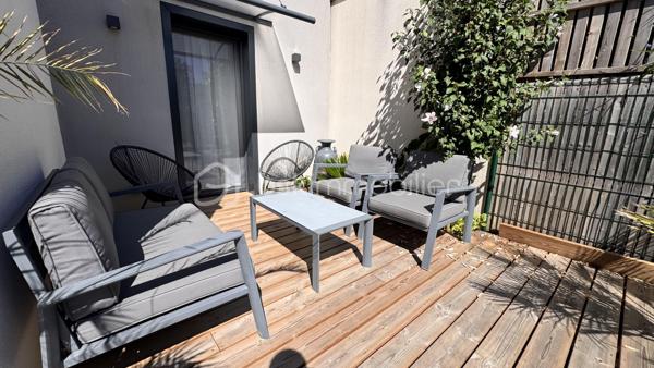 Je vous propose cette sublime maison contemporaine de 2020, nichée sur les hauteurs très recherchées de Seyssins, au sein d’un lotissement résidentiel calme aux faibles charges.

Dès l’entrée, vous serez séduit par la qualité remarquable des prestations et le soin apporté à chaque détail.
De beaux espaces de vie baignés de lumière
Le niveau principal s'ouvre sur une magnifique pièce de vie entièrement climatisée, prolongée par une grande baie vitrée. De là, vous profitez d'un accès direct à la terrasse et d'une vue splendide et dégagée sur le bassin grenoblois et la chaîne de Belledonne. La cuisine premium, entièrement équipée et aménagée, s'intègre parfaitement à cet espace convivial.

Ce même niveau accueille une suite modulable composée d'une chambre avec sa salle d'eau privative, directement accessible depuis le salon et donnant sur la terrasse (idéale pour un bureau, une salle de jeux ou un espace invités).

Un espace nuit tourné vers la détente

En contrebas, le rez-de-jardin dessert :
 3 belles chambres lumineuses, disposant toutes d’un accès direct à l'extérieur.
 Une salle de bains complète avec baignoire.
 Un espace extérieur privilégié comprenant une piscine de 10 m² équipée de la nage à contre-courant, parfaite pour conjuguer sport et relaxation face au paysage.

Le véritable plus de la propriété

Un garage de 22 m² complété par une cave en sous-sol de 9 m², spécialement conçue pour conserver vos plus belles bouteilles dans des conditions idéales.

Un bien coup de cœur d'une grande rareté sur le marché, alliant modernité, confort et panorama d'exception.

DPE : C — Charges de lotissement : Faibles.
Contact : PEIXOTO Arlindo — Immobilier de A à Z par BSK Immobilier