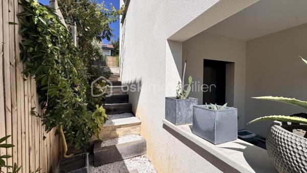 Je vous propose cette sublime maison contemporaine de 2020, nichée sur les hauteurs très recherchées de Seyssins, au sein d’un lotissement résidentiel calme aux faibles charges.

Dès l’entrée, vous serez séduit par la qualité remarquable des prestations et le soin apporté à chaque détail.
De beaux espaces de vie baignés de lumière
Le niveau principal s'ouvre sur une magnifique pièce de vie entièrement climatisée, prolongée par une grande baie vitrée. De là, vous profitez d'un accès direct à la terrasse et d'une vue splendide et dégagée sur le bassin grenoblois et la chaîne de Belledonne. La cuisine premium, entièrement équipée et aménagée, s'intègre parfaitement à cet espace convivial.

Ce même niveau accueille une suite modulable composée d'une chambre avec sa salle d'eau privative, directement accessible depuis le salon et donnant sur la terrasse (idéale pour un bureau, une salle de jeux ou un espace invités).

Un espace nuit tourné vers la détente

En contrebas, le rez-de-jardin dessert :
 3 belles chambres lumineuses, disposant toutes d’un accès direct à l'extérieur.
 Une salle de bains complète avec baignoire.
 Un espace extérieur privilégié comprenant une piscine de 10 m² équipée de la nage à contre-courant, parfaite pour conjuguer sport et relaxation face au paysage.

Le véritable plus de la propriété

Un garage de 22 m² complété par une cave en sous-sol de 9 m², spécialement conçue pour conserver vos plus belles bouteilles dans des conditions idéales.

Un bien coup de cœur d'une grande rareté sur le marché, alliant modernité, confort et panorama d'exception.

DPE : C — Charges de lotissement : Faibles.
Contact : PEIXOTO Arlindo — Immobilier de A à Z par BSK Immobilier
