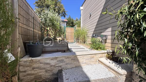 Je vous propose cette sublime maison contemporaine de 2020, nichée sur les hauteurs très recherchées de Seyssins, au sein d’un lotissement résidentiel calme aux faibles charges.

Dès l’entrée, vous serez séduit par la qualité remarquable des prestations et le soin apporté à chaque détail.
De beaux espaces de vie baignés de lumière
Le niveau principal s'ouvre sur une magnifique pièce de vie entièrement climatisée, prolongée par une grande baie vitrée. De là, vous profitez d'un accès direct à la terrasse et d'une vue splendide et dégagée sur le bassin grenoblois et la chaîne de Belledonne. La cuisine premium, entièrement équipée et aménagée, s'intègre parfaitement à cet espace convivial.

Ce même niveau accueille une suite modulable composée d'une chambre avec sa salle d'eau privative, directement accessible depuis le salon et donnant sur la terrasse (idéale pour un bureau, une salle de jeux ou un espace invités).

Un espace nuit tourné vers la détente

En contrebas, le rez-de-jardin dessert :
 3 belles chambres lumineuses, disposant toutes d’un accès direct à l'extérieur.
 Une salle de bains complète avec baignoire.
 Un espace extérieur privilégié comprenant une piscine de 10 m² équipée de la nage à contre-courant, parfaite pour conjuguer sport et relaxation face au paysage.

Le véritable plus de la propriété

Un garage de 22 m² complété par une cave en sous-sol de 9 m², spécialement conçue pour conserver vos plus belles bouteilles dans des conditions idéales.

Un bien coup de cœur d'une grande rareté sur le marché, alliant modernité, confort et panorama d'exception.

DPE : C — Charges de lotissement : Faibles.
Contact : PEIXOTO Arlindo — Immobilier de A à Z par BSK Immobilier