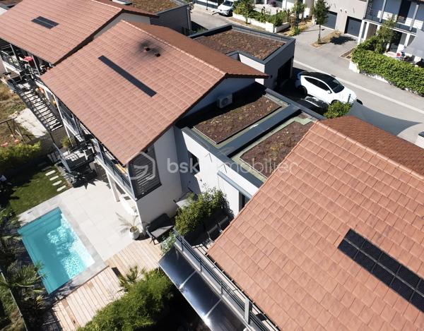 Je vous propose cette sublime maison contemporaine de 2020, nichée sur les hauteurs très recherchées de Seyssins, au sein d’un lotissement résidentiel calme aux faibles charges.

Dès l’entrée, vous serez séduit par la qualité remarquable des prestations et le soin apporté à chaque détail.
De beaux espaces de vie baignés de lumière
Le niveau principal s'ouvre sur une magnifique pièce de vie entièrement climatisée, prolongée par une grande baie vitrée. De là, vous profitez d'un accès direct à la terrasse et d'une vue splendide et dégagée sur le bassin grenoblois et la chaîne de Belledonne. La cuisine premium, entièrement équipée et aménagée, s'intègre parfaitement à cet espace convivial.

Ce même niveau accueille une suite modulable composée d'une chambre avec sa salle d'eau privative, directement accessible depuis le salon et donnant sur la terrasse (idéale pour un bureau, une salle de jeux ou un espace invités).

Un espace nuit tourné vers la détente

En contrebas, le rez-de-jardin dessert :
 3 belles chambres lumineuses, disposant toutes d’un accès direct à l'extérieur.
 Une salle de bains complète avec baignoire.
 Un espace extérieur privilégié comprenant une piscine de 10 m² équipée de la nage à contre-courant, parfaite pour conjuguer sport et relaxation face au paysage.

Le véritable plus de la propriété

Un garage de 22 m² complété par une cave en sous-sol de 9 m², spécialement conçue pour conserver vos plus belles bouteilles dans des conditions idéales.

Un bien coup de cœur d'une grande rareté sur le marché, alliant modernité, confort et panorama d'exception.

DPE : C — Charges de lotissement : Faibles.
Contact : PEIXOTO Arlindo — Immobilier de A à Z par BSK Immobilier