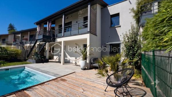 Je vous propose cette sublime maison contemporaine de 2020, nichée sur les hauteurs très recherchées de Seyssins, au sein d’un lotissement résidentiel calme aux faibles charges.

Dès l’entrée, vous serez séduit par la qualité remarquable des prestations et le soin apporté à chaque détail.
De beaux espaces de vie baignés de lumière
Le niveau principal s'ouvre sur une magnifique pièce de vie entièrement climatisée, prolongée par une grande baie vitrée. De là, vous profitez d'un accès direct à la terrasse et d'une vue splendide et dégagée sur le bassin grenoblois et la chaîne de Belledonne. La cuisine premium, entièrement équipée et aménagée, s'intègre parfaitement à cet espace convivial.

Ce même niveau accueille une suite modulable composée d'une chambre avec sa salle d'eau privative, directement accessible depuis le salon et donnant sur la terrasse (idéale pour un bureau, une salle de jeux ou un espace invités).

Un espace nuit tourné vers la détente

En contrebas, le rez-de-jardin dessert :
 3 belles chambres lumineuses, disposant toutes d’un accès direct à l'extérieur.
 Une salle de bains complète avec baignoire.
 Un espace extérieur privilégié comprenant une piscine de 10 m² équipée de la nage à contre-courant, parfaite pour conjuguer sport et relaxation face au paysage.

Le véritable plus de la propriété

Un garage de 22 m² complété par une cave en sous-sol de 9 m², spécialement conçue pour conserver vos plus belles bouteilles dans des conditions idéales.

Un bien coup de cœur d'une grande rareté sur le marché, alliant modernité, confort et panorama d'exception.

DPE : C — Charges de lotissement : Faibles.
Contact : PEIXOTO Arlindo — Immobilier de A à Z par BSK Immobilier