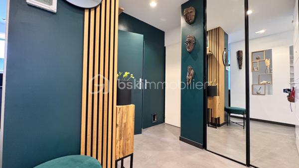 Je vous propose cette sublime maison contemporaine de 2020, nichée sur les hauteurs très recherchées de Seyssins, au sein d’un lotissement résidentiel calme aux faibles charges.

Dès l’entrée, vous serez séduit par la qualité remarquable des prestations et le soin apporté à chaque détail.
De beaux espaces de vie baignés de lumière
Le niveau principal s'ouvre sur une magnifique pièce de vie entièrement climatisée, prolongée par une grande baie vitrée. De là, vous profitez d'un accès direct à la terrasse et d'une vue splendide et dégagée sur le bassin grenoblois et la chaîne de Belledonne. La cuisine premium, entièrement équipée et aménagée, s'intègre parfaitement à cet espace convivial.

Ce même niveau accueille une suite modulable composée d'une chambre avec sa salle d'eau privative, directement accessible depuis le salon et donnant sur la terrasse (idéale pour un bureau, une salle de jeux ou un espace invités).

Un espace nuit tourné vers la détente

En contrebas, le rez-de-jardin dessert :
 3 belles chambres lumineuses, disposant toutes d’un accès direct à l'extérieur.
 Une salle de bains complète avec baignoire.
 Un espace extérieur privilégié comprenant une piscine de 10 m² équipée de la nage à contre-courant, parfaite pour conjuguer sport et relaxation face au paysage.

Le véritable plus de la propriété

Un garage de 22 m² complété par une cave en sous-sol de 9 m², spécialement conçue pour conserver vos plus belles bouteilles dans des conditions idéales.

Un bien coup de cœur d'une grande rareté sur le marché, alliant modernité, confort et panorama d'exception.

DPE : C — Charges de lotissement : Faibles.
Contact : PEIXOTO Arlindo — Immobilier de A à Z par BSK Immobilier