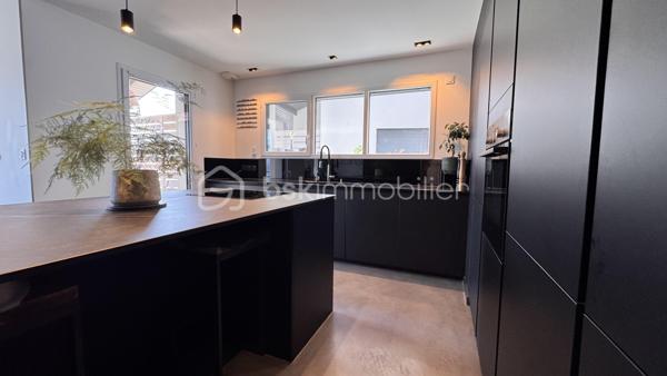 Je vous propose cette sublime maison contemporaine de 2020, nichée sur les hauteurs très recherchées de Seyssins, au sein d’un lotissement résidentiel calme aux faibles charges.

Dès l’entrée, vous serez séduit par la qualité remarquable des prestations et le soin apporté à chaque détail.
De beaux espaces de vie baignés de lumière
Le niveau principal s'ouvre sur une magnifique pièce de vie entièrement climatisée, prolongée par une grande baie vitrée. De là, vous profitez d'un accès direct à la terrasse et d'une vue splendide et dégagée sur le bassin grenoblois et la chaîne de Belledonne. La cuisine premium, entièrement équipée et aménagée, s'intègre parfaitement à cet espace convivial.

Ce même niveau accueille une suite modulable composée d'une chambre avec sa salle d'eau privative, directement accessible depuis le salon et donnant sur la terrasse (idéale pour un bureau, une salle de jeux ou un espace invités).

Un espace nuit tourné vers la détente

En contrebas, le rez-de-jardin dessert :
 3 belles chambres lumineuses, disposant toutes d’un accès direct à l'extérieur.
 Une salle de bains complète avec baignoire.
 Un espace extérieur privilégié comprenant une piscine de 10 m² équipée de la nage à contre-courant, parfaite pour conjuguer sport et relaxation face au paysage.

Le véritable plus de la propriété

Un garage de 22 m² complété par une cave en sous-sol de 9 m², spécialement conçue pour conserver vos plus belles bouteilles dans des conditions idéales.

Un bien coup de cœur d'une grande rareté sur le marché, alliant modernité, confort et panorama d'exception.

DPE : C — Charges de lotissement : Faibles.
Contact : PEIXOTO Arlindo — Immobilier de A à Z par BSK Immobilier