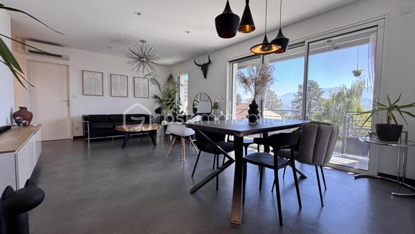 Je vous propose cette sublime maison contemporaine de 2020, nichée sur les hauteurs très recherchées de Seyssins, au sein d’un lotissement résidentiel calme aux faibles charges.

Dès l’entrée, vous serez séduit par la qualité remarquable des prestations et le soin apporté à chaque détail.
De beaux espaces de vie baignés de lumière
Le niveau principal s'ouvre sur une magnifique pièce de vie entièrement climatisée, prolongée par une grande baie vitrée. De là, vous profitez d'un accès direct à la terrasse et d'une vue splendide et dégagée sur le bassin grenoblois et la chaîne de Belledonne. La cuisine premium, entièrement équipée et aménagée, s'intègre parfaitement à cet espace convivial.

Ce même niveau accueille une suite modulable composée d'une chambre avec sa salle d'eau privative, directement accessible depuis le salon et donnant sur la terrasse (idéale pour un bureau, une salle de jeux ou un espace invités).

Un espace nuit tourné vers la détente

En contrebas, le rez-de-jardin dessert :
 3 belles chambres lumineuses, disposant toutes d’un accès direct à l'extérieur.
 Une salle de bains complète avec baignoire.
 Un espace extérieur privilégié comprenant une piscine de 10 m² équipée de la nage à contre-courant, parfaite pour conjuguer sport et relaxation face au paysage.

Le véritable plus de la propriété

Un garage de 22 m² complété par une cave en sous-sol de 9 m², spécialement conçue pour conserver vos plus belles bouteilles dans des conditions idéales.

Un bien coup de cœur d'une grande rareté sur le marché, alliant modernité, confort et panorama d'exception.

DPE : C — Charges de lotissement : Faibles.
Contact : PEIXOTO Arlindo — Immobilier de A à Z par BSK Immobilier