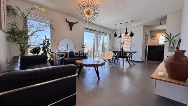 Je vous propose cette sublime maison contemporaine de 2020, nichée sur les hauteurs très recherchées de Seyssins, au sein d’un lotissement résidentiel calme aux faibles charges.

Dès l’entrée, vous serez séduit par la qualité remarquable des prestations et le soin apporté à chaque détail.
De beaux espaces de vie baignés de lumière
Le niveau principal s'ouvre sur une magnifique pièce de vie entièrement climatisée, prolongée par une grande baie vitrée. De là, vous profitez d'un accès direct à la terrasse et d'une vue splendide et dégagée sur le bassin grenoblois et la chaîne de Belledonne. La cuisine premium, entièrement équipée et aménagée, s'intègre parfaitement à cet espace convivial.

Ce même niveau accueille une suite modulable composée d'une chambre avec sa salle d'eau privative, directement accessible depuis le salon et donnant sur la terrasse (idéale pour un bureau, une salle de jeux ou un espace invités).

Un espace nuit tourné vers la détente

En contrebas, le rez-de-jardin dessert :
 3 belles chambres lumineuses, disposant toutes d’un accès direct à l'extérieur.
 Une salle de bains complète avec baignoire.
 Un espace extérieur privilégié comprenant une piscine de 10 m² équipée de la nage à contre-courant, parfaite pour conjuguer sport et relaxation face au paysage.

Le véritable plus de la propriété

Un garage de 22 m² complété par une cave en sous-sol de 9 m², spécialement conçue pour conserver vos plus belles bouteilles dans des conditions idéales.

Un bien coup de cœur d'une grande rareté sur le marché, alliant modernité, confort et panorama d'exception.

DPE : C — Charges de lotissement : Faibles.
Contact : PEIXOTO Arlindo — Immobilier de A à Z par BSK Immobilier