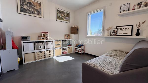 Je vous propose cette sublime maison contemporaine de 2020, nichée sur les hauteurs très recherchées de Seyssins, au sein d’un lotissement résidentiel calme aux faibles charges.

Dès l’entrée, vous serez séduit par la qualité remarquable des prestations et le soin apporté à chaque détail.
De beaux espaces de vie baignés de lumière
Le niveau principal s'ouvre sur une magnifique pièce de vie entièrement climatisée, prolongée par une grande baie vitrée. De là, vous profitez d'un accès direct à la terrasse et d'une vue splendide et dégagée sur le bassin grenoblois et la chaîne de Belledonne. La cuisine premium, entièrement équipée et aménagée, s'intègre parfaitement à cet espace convivial.

Ce même niveau accueille une suite modulable composée d'une chambre avec sa salle d'eau privative, directement accessible depuis le salon et donnant sur la terrasse (idéale pour un bureau, une salle de jeux ou un espace invités).

Un espace nuit tourné vers la détente

En contrebas, le rez-de-jardin dessert :
 3 belles chambres lumineuses, disposant toutes d’un accès direct à l'extérieur.
 Une salle de bains complète avec baignoire.
 Un espace extérieur privilégié comprenant une piscine de 10 m² équipée de la nage à contre-courant, parfaite pour conjuguer sport et relaxation face au paysage.

Le véritable plus de la propriété

Un garage de 22 m² complété par une cave en sous-sol de 9 m², spécialement conçue pour conserver vos plus belles bouteilles dans des conditions idéales.

Un bien coup de cœur d'une grande rareté sur le marché, alliant modernité, confort et panorama d'exception.

DPE : C — Charges de lotissement : Faibles.
Contact : PEIXOTO Arlindo — Immobilier de A à Z par BSK Immobilier