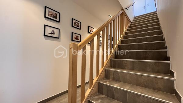 Je vous propose cette sublime maison contemporaine de 2020, nichée sur les hauteurs très recherchées de Seyssins, au sein d’un lotissement résidentiel calme aux faibles charges.

Dès l’entrée, vous serez séduit par la qualité remarquable des prestations et le soin apporté à chaque détail.
De beaux espaces de vie baignés de lumière
Le niveau principal s'ouvre sur une magnifique pièce de vie entièrement climatisée, prolongée par une grande baie vitrée. De là, vous profitez d'un accès direct à la terrasse et d'une vue splendide et dégagée sur le bassin grenoblois et la chaîne de Belledonne. La cuisine premium, entièrement équipée et aménagée, s'intègre parfaitement à cet espace convivial.

Ce même niveau accueille une suite modulable composée d'une chambre avec sa salle d'eau privative, directement accessible depuis le salon et donnant sur la terrasse (idéale pour un bureau, une salle de jeux ou un espace invités).

Un espace nuit tourné vers la détente

En contrebas, le rez-de-jardin dessert :
 3 belles chambres lumineuses, disposant toutes d’un accès direct à l'extérieur.
 Une salle de bains complète avec baignoire.
 Un espace extérieur privilégié comprenant une piscine de 10 m² équipée de la nage à contre-courant, parfaite pour conjuguer sport et relaxation face au paysage.

Le véritable plus de la propriété

Un garage de 22 m² complété par une cave en sous-sol de 9 m², spécialement conçue pour conserver vos plus belles bouteilles dans des conditions idéales.

Un bien coup de cœur d'une grande rareté sur le marché, alliant modernité, confort et panorama d'exception.

DPE : C — Charges de lotissement : Faibles.
Contact : PEIXOTO Arlindo — Immobilier de A à Z par BSK Immobilier