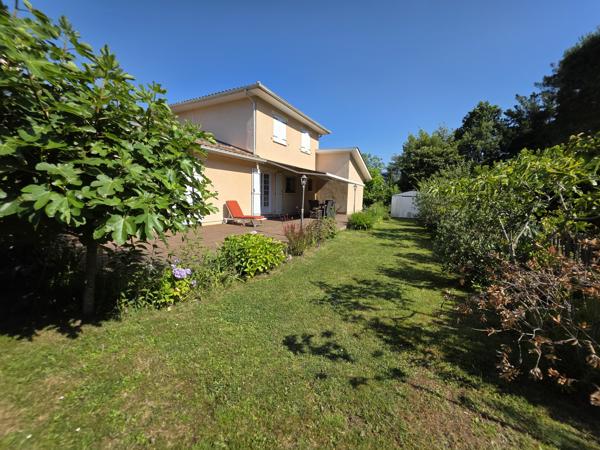 Maison
         6 pièces
        - 163 m² Exclusivité 662 000 € *
