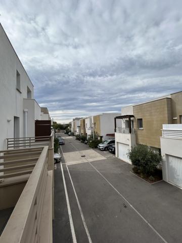 RESIDENCE RECENTE - BALCON - PARKING