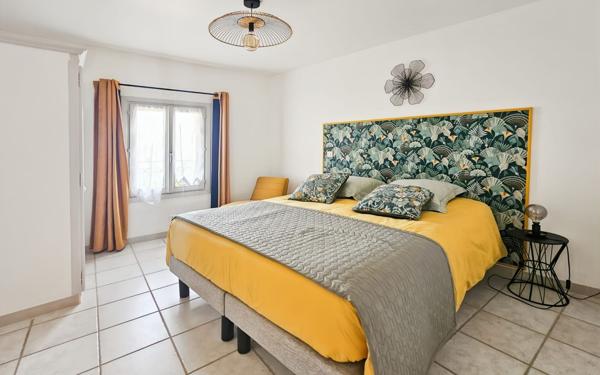 Maison à vendre    8 pièces •  Uzès