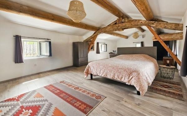 Maison à vendre    8 pièces •  Uzès